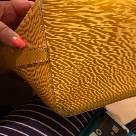 Louis Vuitton gold epi petit Bucket bag with drawstring authenticated o er $500. - Picture 15 of 15